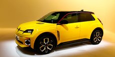 La nouvelle voiture électrique Renault 5 E-Tech est dévoilée lors d'un événement organisé avant le salon de Genève