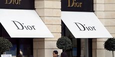 Photo d'archives: Les logos de la marque Dior à l'extérieur d'un magasin Dior à Paris