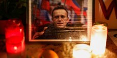Des personnes assistent à une veillée après la mort du leader de l'opposition russe Alexei Navalny, à Paris