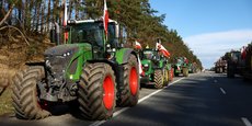 Des agriculteurs polonais bloquent l'autoroute frontalière allemande