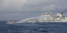 Des navires chinois tirant au canon à eau sur des bateaux philippins au mois de décembre.