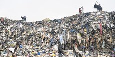 Des montagnes de déchets textiles générés par la fast fashion inondent les pays du Sud, comme ici à Accra, au Ghana, en février 2023.