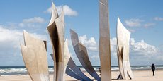 La sculpture monumentale Les braves conçue par Anilore Banon est installée sur la plage d'Omaha Beach. Depuis l'an dernier, elle a sa jumelle de l'autre côté de l'Atlantique dans le Michigan au warmemorial de Grosse Pointe.