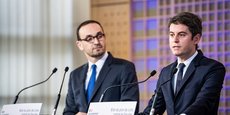 Thomas Cazenave et Gabriel Attal lors de la présentation du bilan du plan de lutte contre les fraudes à Bercy ce mercredi 20 mars.