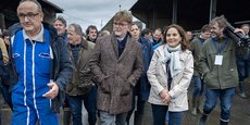 Le ministre en visite dans une ferme de Mahalon (Finistère), le 22 février.