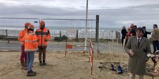 Le maire de Lacanau présente les nouveaux aménagements de désimperméabilisation sur le front de mer le 27 mars.