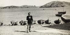 Salvador Dalí sur la plage de Portlligat en 1954.