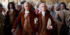 Benjamin Franklin (Michael Douglas) et son petit-fils Temple (Noah Jupe) au château de Versailles.
