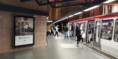 Quelque 118 écrans publicitaires numériques ont été retirés des stations de métro lyonnaises à partir du 1er avril 2024. Le Sytral, l'autorité organisatrice, entend réduire de 25 % les espaces publicitaires dans son nouveau contrat avec Cityz Media.