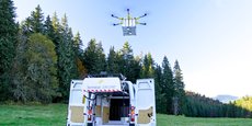 Une troisième ligne de test opérationnel de livraison par drone a été mise en place par La Poste dans le Vercors (Isère), après deux expérimentations menées dans le Var et le massif de la Chartreuse (Isère).