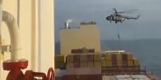 Un hélicoptère militaire iranien en vol stationnaire au-dessus du porte-conteneurs MCS Aries.
