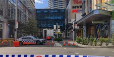 Vue d'une voiture de police à l'extérieur du Westfield Bondi Junction, après l'attaque survenue samedi à Sydney