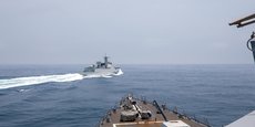 Un navire de guerre chinois navigue à proximité d’un navire de guerre américain dans le détroit de Taiwan