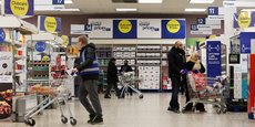 Des gens font leurs courses dans un supermarché Tesco Extra à Londres
