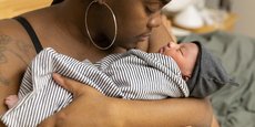 Une jeune américaine tient son fils nouveau-né dans les bras