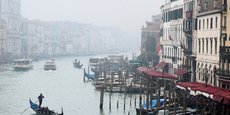 Un gondolier lors d'une journée brumeuse, à Venise