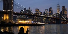 Une personne prend une photo en regardant la ligne d'horizon de Manhattan