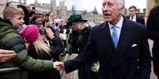 Le roi Charles et la reine Camilla saluent les gens après avoir assisté à l'office des matines de Pâques
