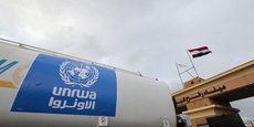 Un camion, portant le logo de l'Office de secours et de travaux des Nations Unies pour les réfugiés de Palestine dans le Proche-Orient (UNRWA), entre en Égypte en provenance de Gaza