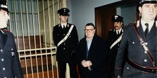 Le chef de la Cosa Nostra, Toto Riina, escorté par des policiers italiens en 1996.