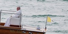 Le pape François arrive en bateau pour une rencontre avec des jeunes sur la place devant la basilique Santa Maria della Salute à Venise