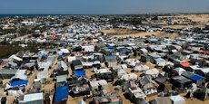 Des Palestiniens déplacés, qui ont fui leurs maisons à cause des attaques israéliennes, s'abritent dans des tentes à Rafah