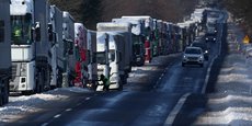 Photo d'archives: Des camions font la queue pour traverser la frontière polono-ukrainienne