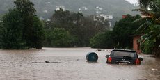 Une voiture se trouve dans les eaux en crue de la rivière Taquari lors de fortes pluies dans la ville d'Encantado dans le Rio Grande do Sul