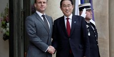 Le président français Macron rencontre le Premier ministre japonais Fumio Kishida