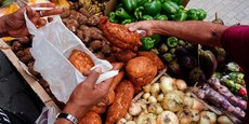 Une personne achète des légumes dans le centre de La Havane, Cuba