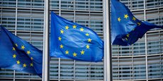 Les drapeaux de l'Union européenne flottent devant le siège de la Commission européenne à Bruxelles, en Belgique