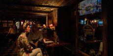 Des gens sont assis dans un bar à New York