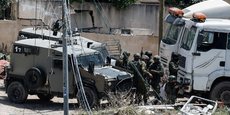 De nombreux soldats israéliens arrêtent un homme palestinien lors d'un raid en Cisjordanie occupée
