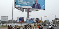 Un panneau d'affichage du président togolais Faure Gnassingbé dans une rue de Lomé