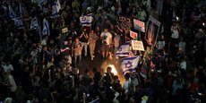 Des personnes participent à une manifestatio à Tel Aviv appelant à la libération immédiate des otages enlevés lors de l'attaque du Hamas le 7 octobre contre Israël