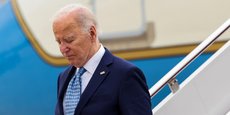 Le président américain Joe Biden débarque de l'Air Force One à la base conjointe d'Andrews, dans le Maryland
