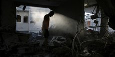 Un Palestinien inspecte une maison touchée par une frappe israélienne à Rafah, dans la bande de Gaza