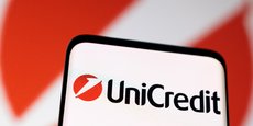 Illustration du logo Unicrédit sur un smartphone