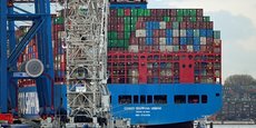 Un cargo est chargé dans le port de Hambourg en Allemagne