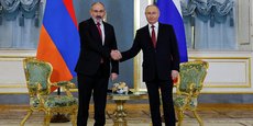 Le président russe Vladimir Poutine et le Premier ministre arménien, Nikol Pashinyan, se serrent la main lors d'une réunion en marge du sommet de l'Union économique eurasiatique  à Moscou.