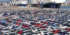 Des voitures destinées à l'exportation, au port de Yantai
