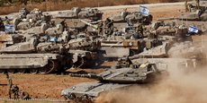 Photo d'un char israélien qui manœuvre près de la frontière entre Israël et Gaza, dans le sud d'Israël