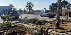 Chars israéliens au poste-frontière de Rafah, côté palestinien, mardi.