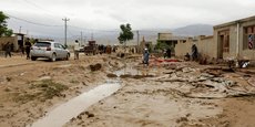 Des personnes réparent les dégâts causés par des inondations suite à de fortes pluies dans la province de Baghlan