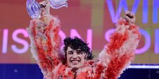 L'artiste suisse Nemo brandit le trophée de l'Eurovision après sa victoire lors de la grande finale de l'édition 2024 du concours, à Malmo