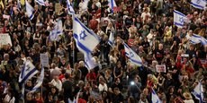 Des personnes participent à une manifestation contre le gouvernement du Premier ministre israélien Benjamin Netanyahu, à Tel Aviv