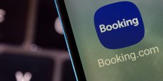 L'application Booking.com vue sur un smartphone