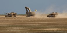 Des chars israéliens manœuvrent près de la frontière entre Israël et Gaza