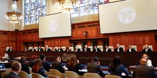 Des juges et délégués participent à une audience publique à la Cour internationale de Justice (CIJ) à La Haye