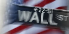 Panneau Wall Street à l'extérieur de la Bourse de New York